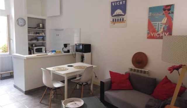 Charming F2 with small garden in town center