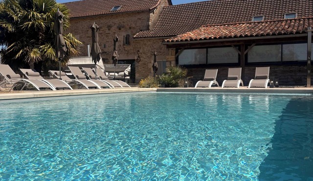 Charming house with a pool and hot tub, 5 km from all amenities