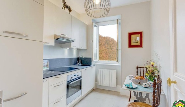 Charming renovated apartment in Chantilly with WiFi and parking
