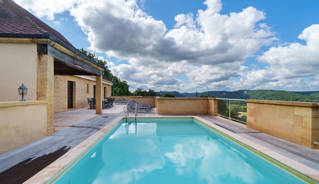 Charming Stone Villa with Pool, Steps from Sarlat