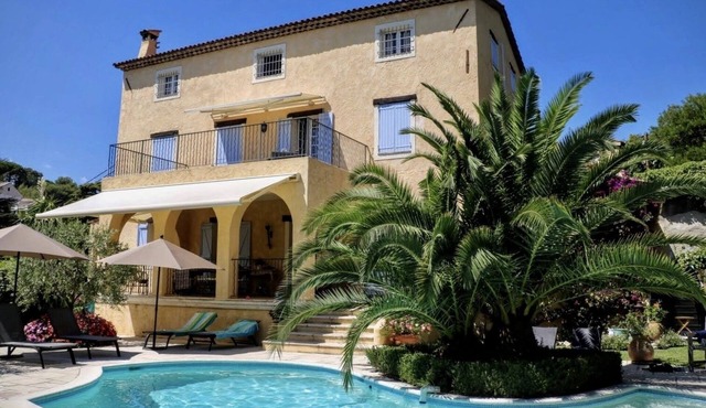 Charming villa with sea views and private pool, walking distance to beach