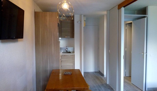 Cozy apt with direct slope access and shops, balcony, parking, pets ok!
