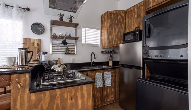 Cozy cottage 10 min from LAX and downtown