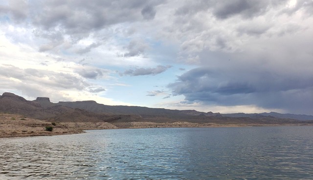Cozy Private Boat House Near Grand Canyon West and Lake Mead on one fenced acre!