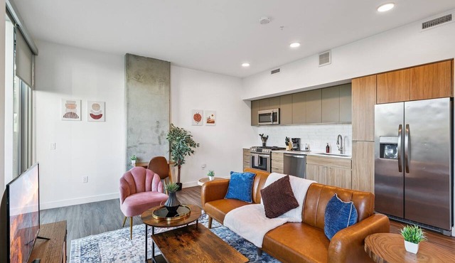 CozySuites Adeline SDO - valet parking, gym, pool!