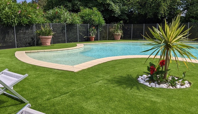 En Rouger, Le Tournesol gîte (3or4 bedrooms, air conditioned, heated pool,sauna)