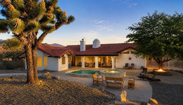 Epic Pool/spa! 12 Joshua Trees 3 King beds/1 Queen Hiking covered Patio