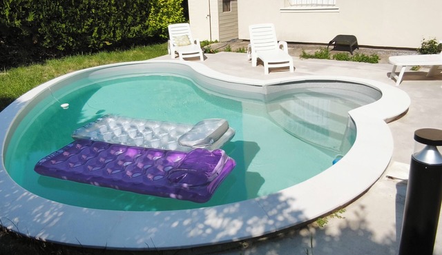 F2 air-conditioned condominium with swimming pool