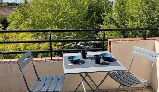 Furnished studio, modern decor, quiet location.
