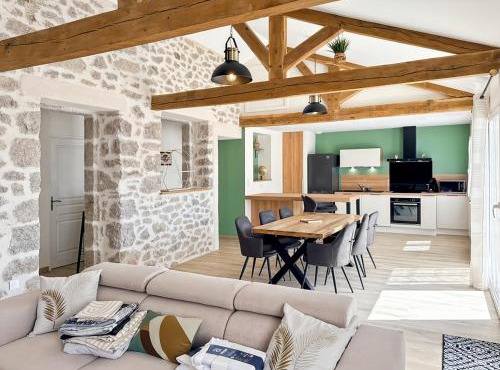 Gîtes rénovés pour 8 pers - piscine privée, Cantal