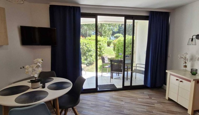 Garden apartment in luxury residence with swimming pool near beach