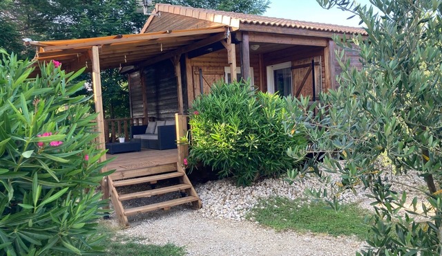 Gîte with trees, Via Ardèche access, swimming pool, large covered terrace,