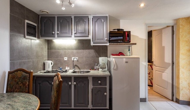 Guesthouse 'Petite Maison' with Shared Terrace, Garden and Wi-Fi