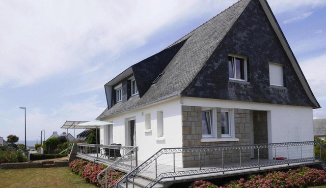 Holiday home with jacuzzi and sea views, St Nic-Pentrez
