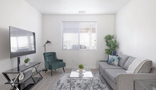Landing | Beautiful 1BD, Pool, Gym