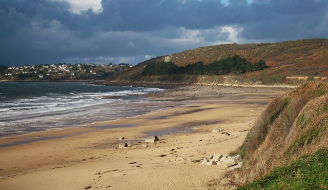 Large self-contained apartment in house near Beg Léguer beach LANNION
