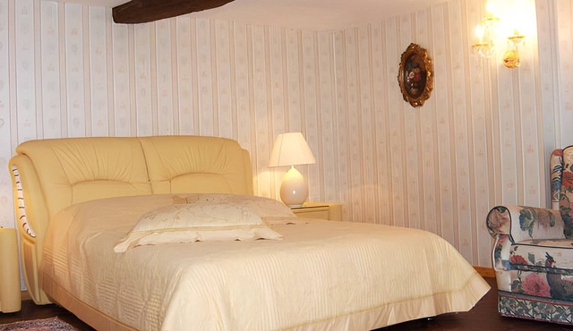 Le Relais Des Hirondelles Guest Room – Camélia with Garden Access