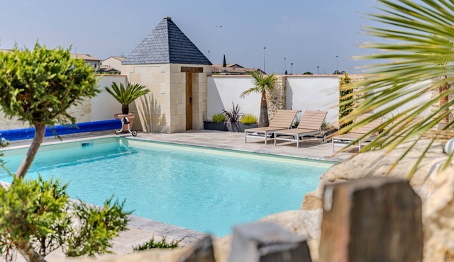 Les Marronniers – Holiday Home with Pool and Vineyard Views in Montagne