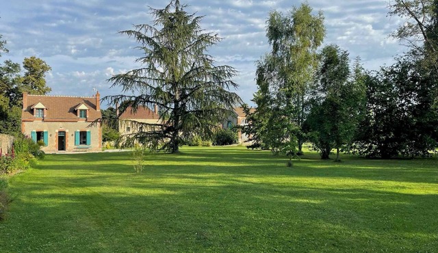 Luxury gite for 6 people in the grounds of Château de Dampierre.