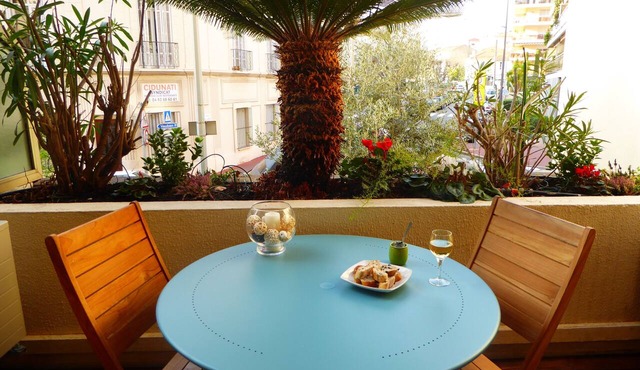"MADAME CHIC" . Distinguished and warm, the apartment is in its image .
