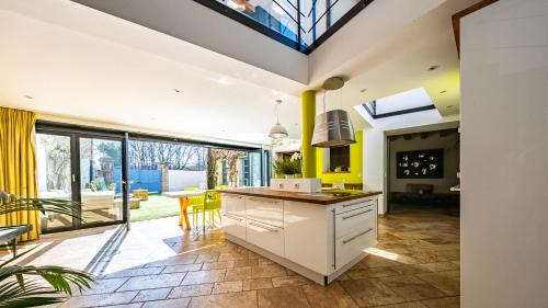 Maison ALMA Piscine -Baby Foot - Cheminée- Jacuzzi