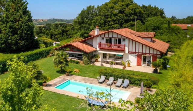 Maison d'exception à Arbonne, piscine privée saisonnière.