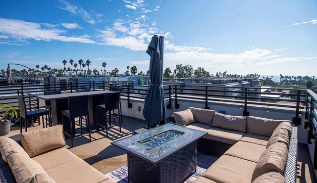 Modern Oceanside Retreat, Rooftop Deck & Ocean View