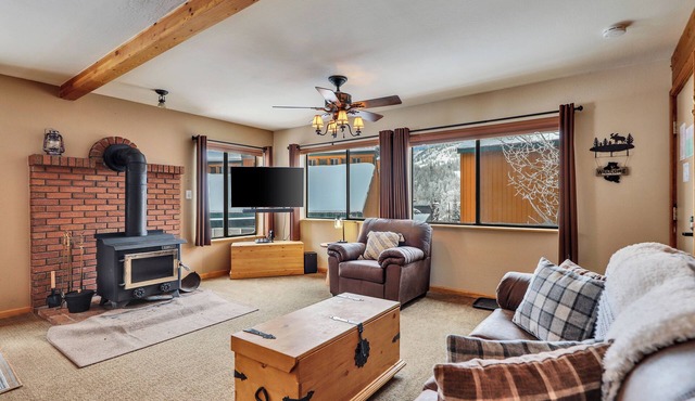 Mountain Hideaway Condo Across the Street from Giant Steps