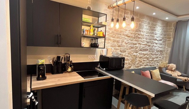 Mustard & Elegance – Charming Suite in Dijon