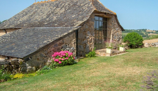 Peaceful barn conversion retreat with private pool and panoramic views