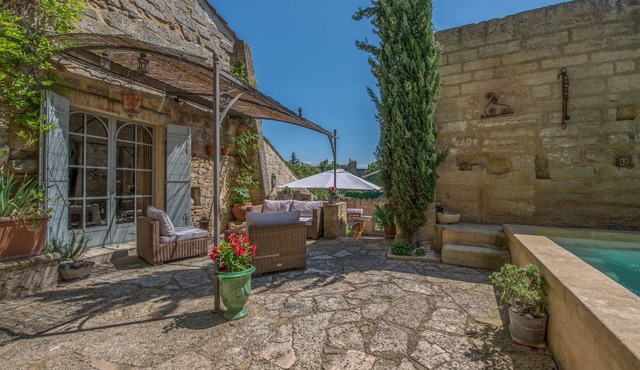 Portes D'Uzes, old bed and breakfast charming residence with swimming pool