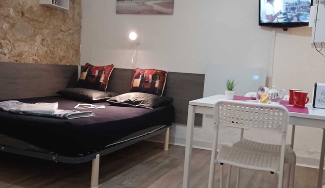 RARE HEART OF BORDEAUX. Stone studio and patio, Tourny-Quinconces