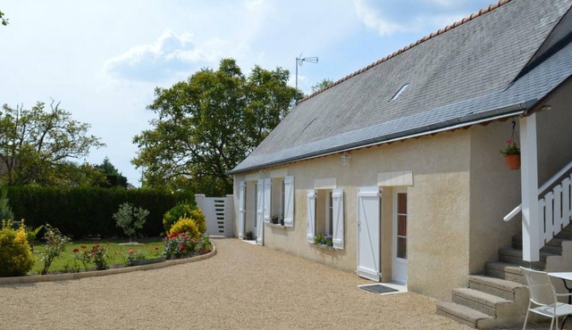 Renovated Family Home in Vineyards, Modern Amenities, WiFi, Garden, Near Loire Châteaux