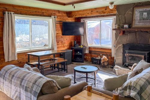 Rustic Cabin Stay in Brian Head Resort w/View