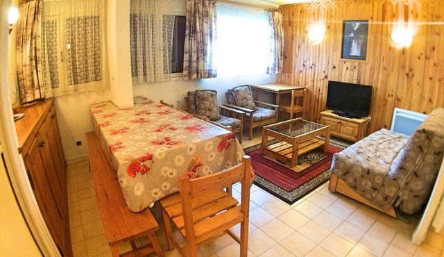 Spacious 4-Room Apartment, Mountainside, Sleeps 8, Near Vars Les Claux Center & Slopes