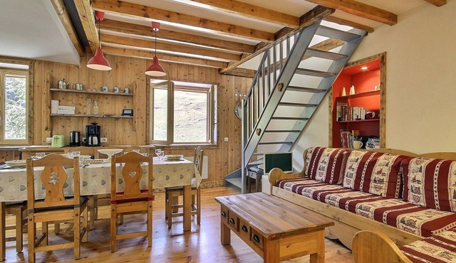 Spacious duplex for 8 near the slopes