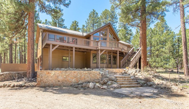 Spirit Hollow Retreat on 2.5acres . Fire pit, pool table, large deck