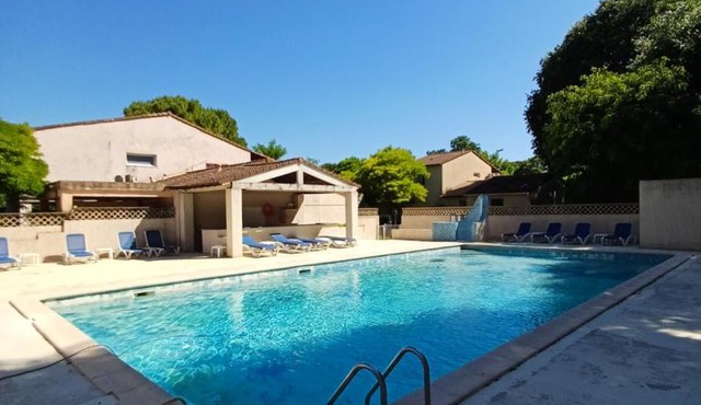 Studette climatisée, Terrasse 18m2, Grande Piscine et Grand Parking
