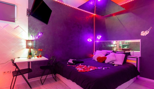 Studio Apartment "Love Room Avec Balnéo" with Whirlpool, Private Terrace & Wi-Fi