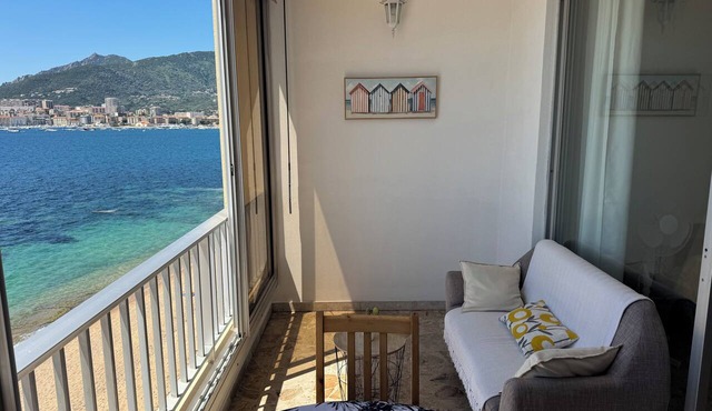 Studio with ocean view, direct beach access, Ajaccio Bay