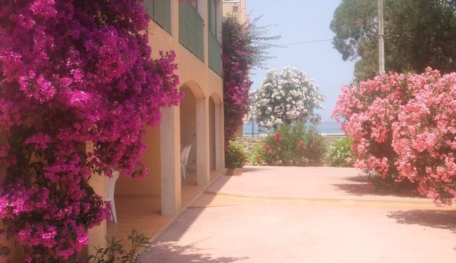T3 2 steps from the beach and 150m from the town center