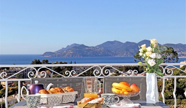 UNIQUE RESIDENTIAL LOCATION WITH A FANTASTIC VIEW OF THE BAY OF CANNES