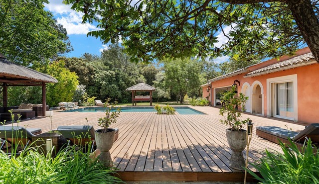 Villa 'Hangaroa' with Wi-Fi and Air Conditioning