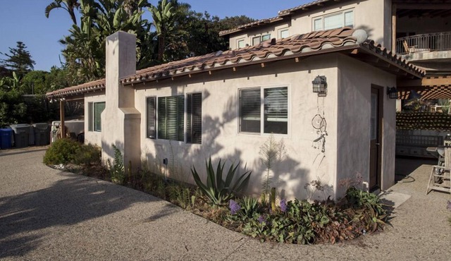 Very cute beach cottage…. Walk to Moonlight Beach!