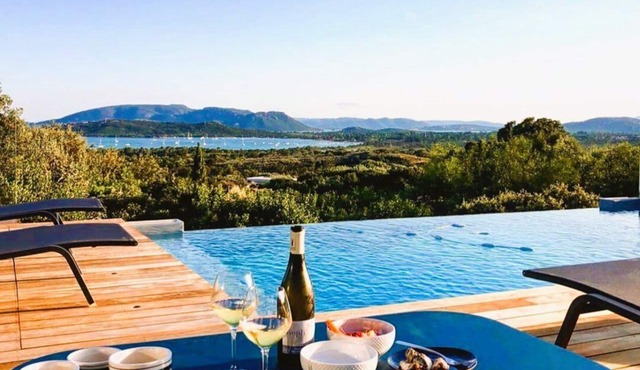 Villa Arasu, 10 pers, piscine chauffée, vue mer, 15 mn à pieds plage