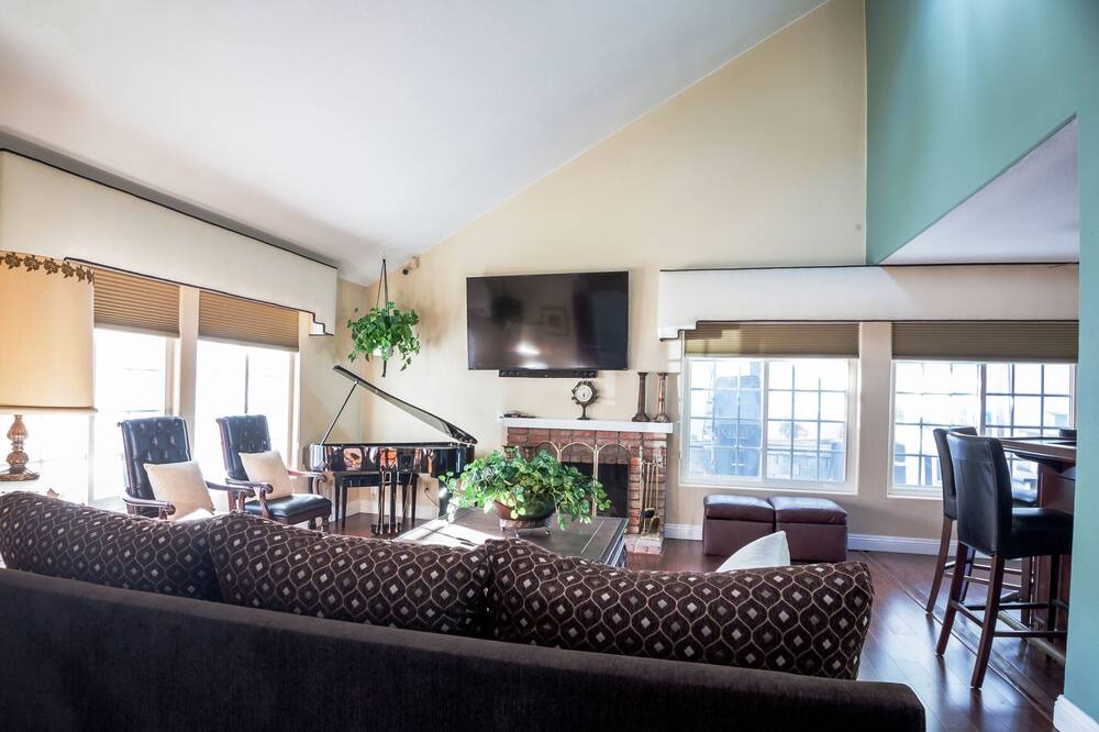 Photo of Livingroom in Allied Gardens
